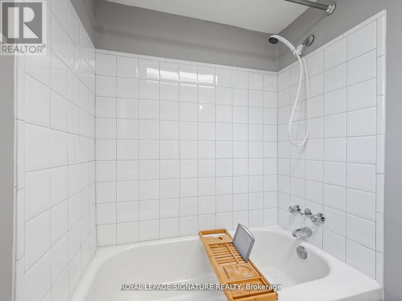 Photo 18 of 124 Eastbourne Avenue, Hamilton ON