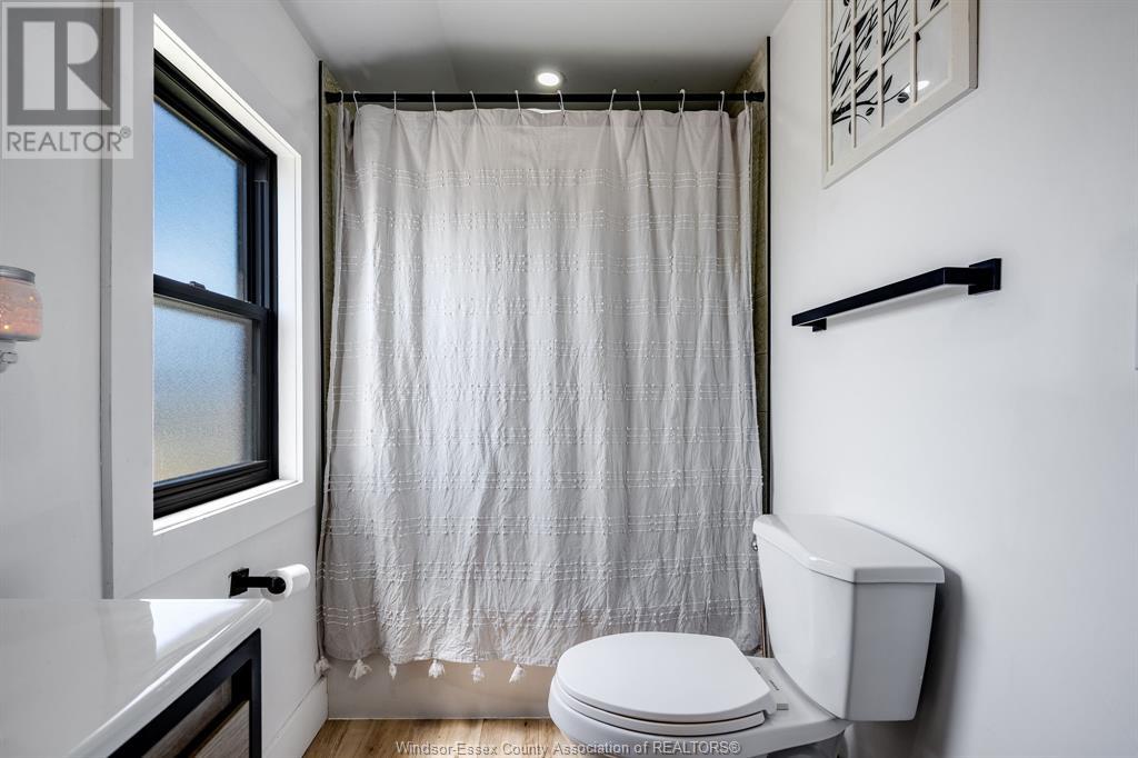 Photo 48 of 242 Mersea Rd 21, Leamington ON