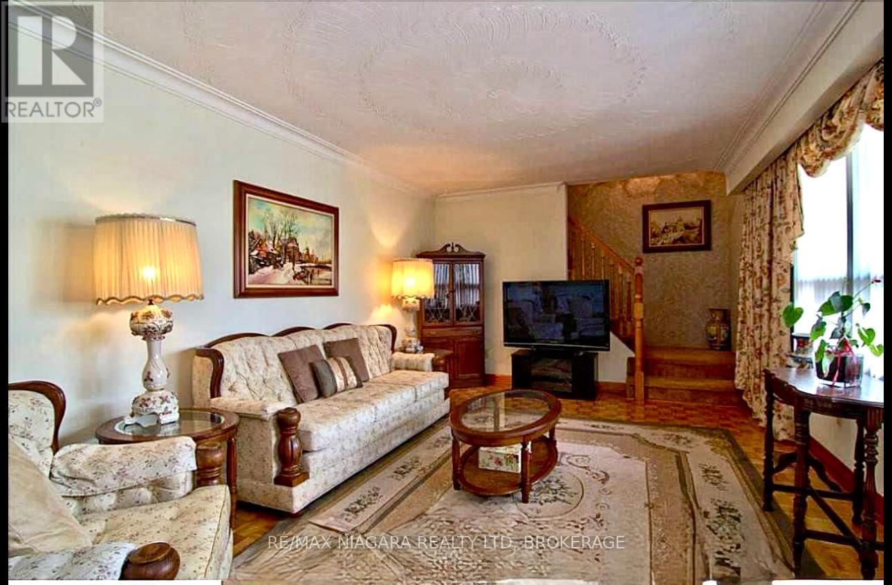 Photo 2 of 6020 Althea Street, Niagara Falls ON