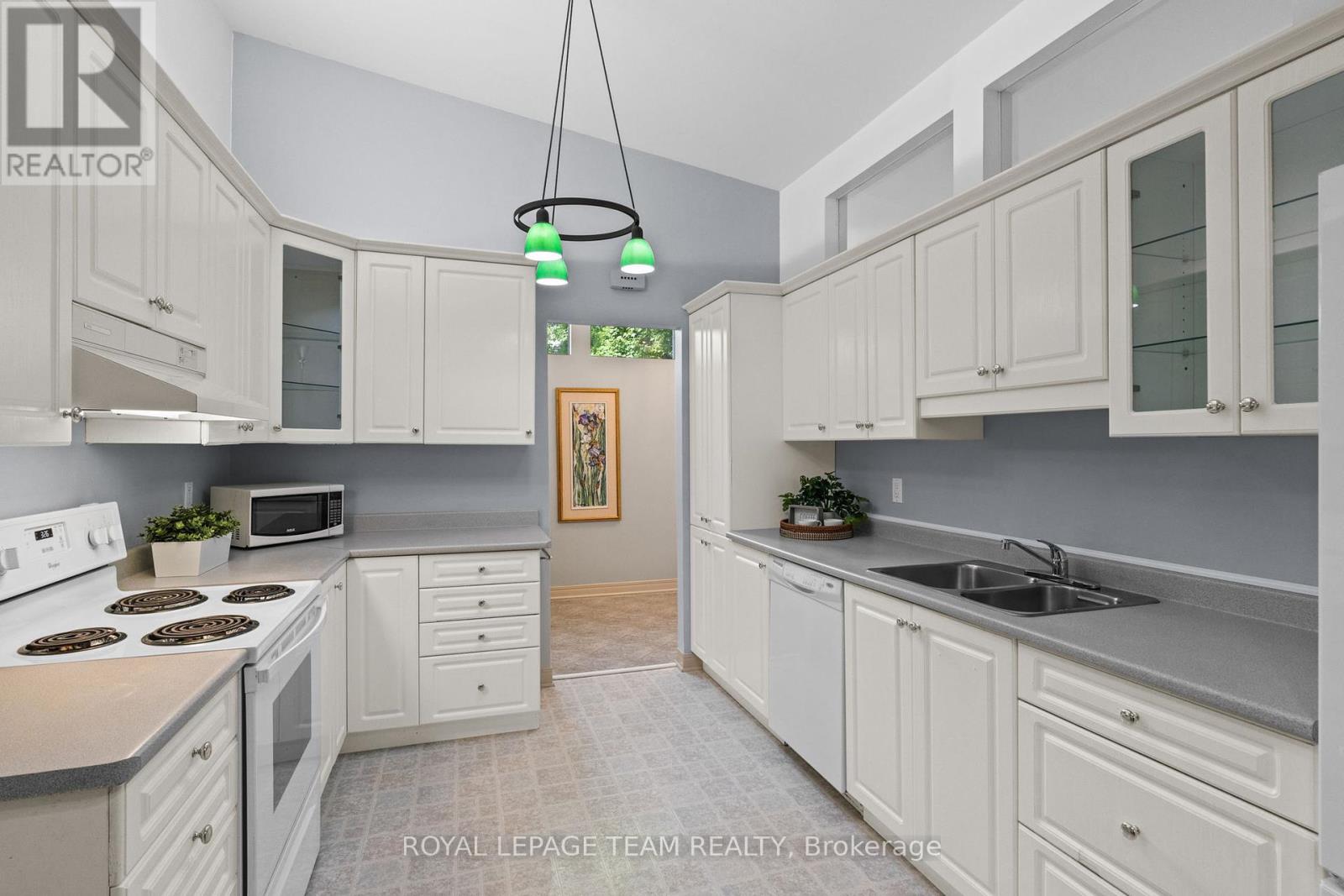 Photo 4 of 1952 Fairbanks Avenue, Ottawa ON