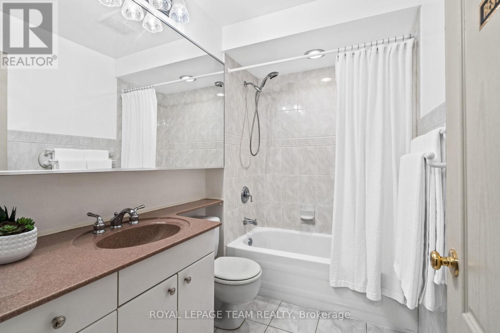 Photo 17 of 1952 Fairbanks Avenue, Ottawa ON