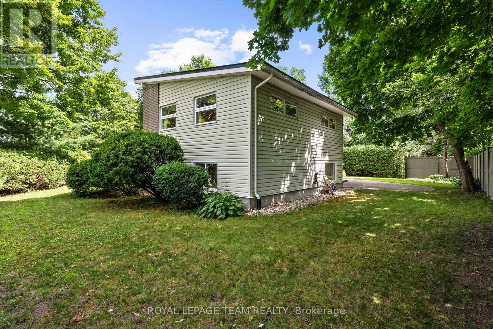 Photo 7 of 1952 Fairbanks Avenue, Ottawa ON