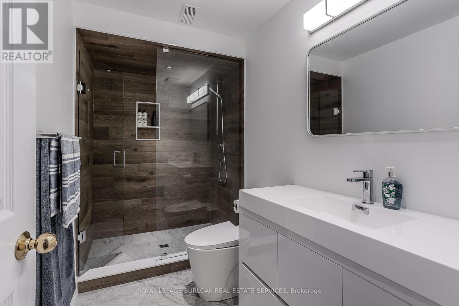 Photo 18 of 1400 Tamworth Court, Burlington ON