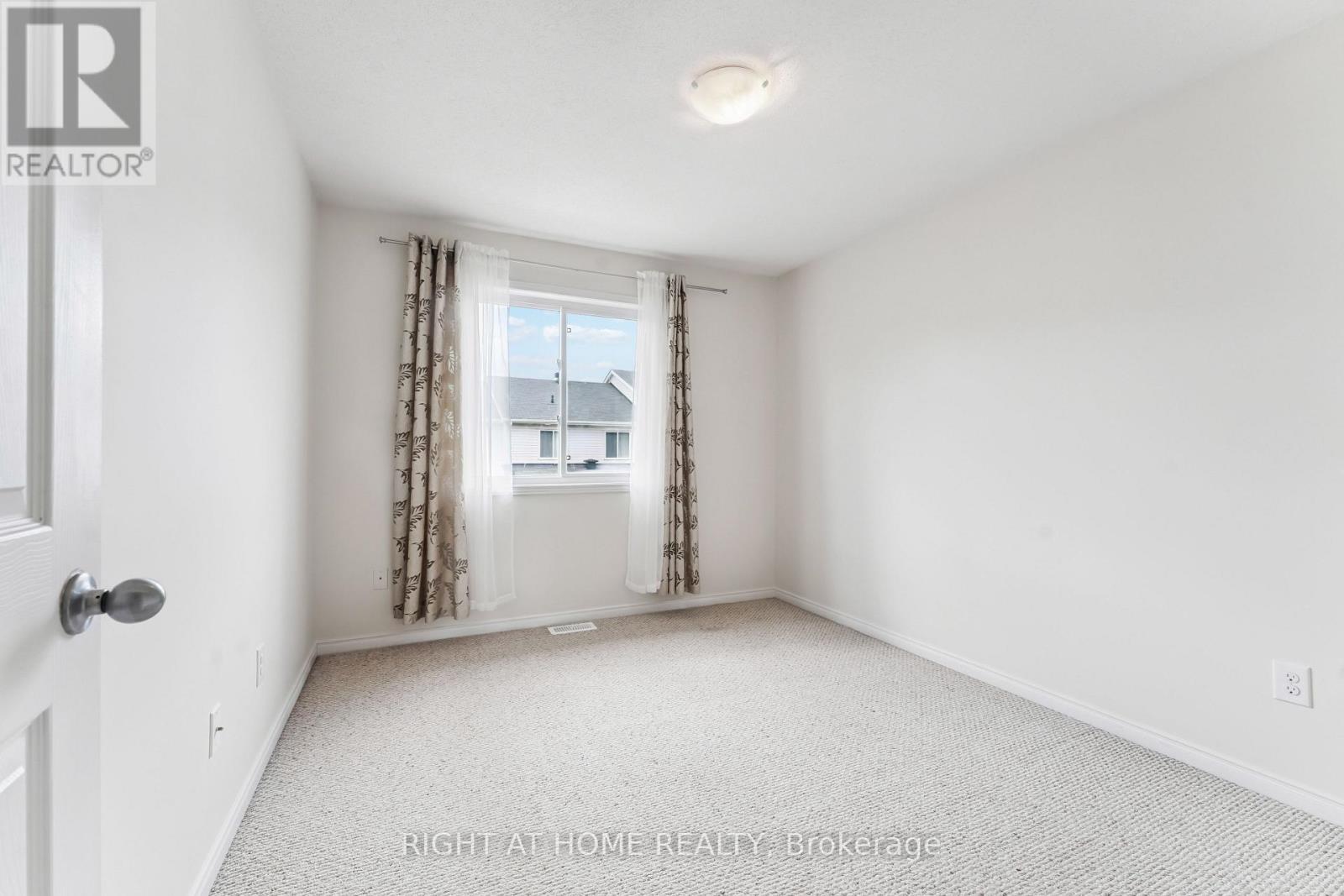 Photo 18 of 142 Lokoya Street, Ottawa ON