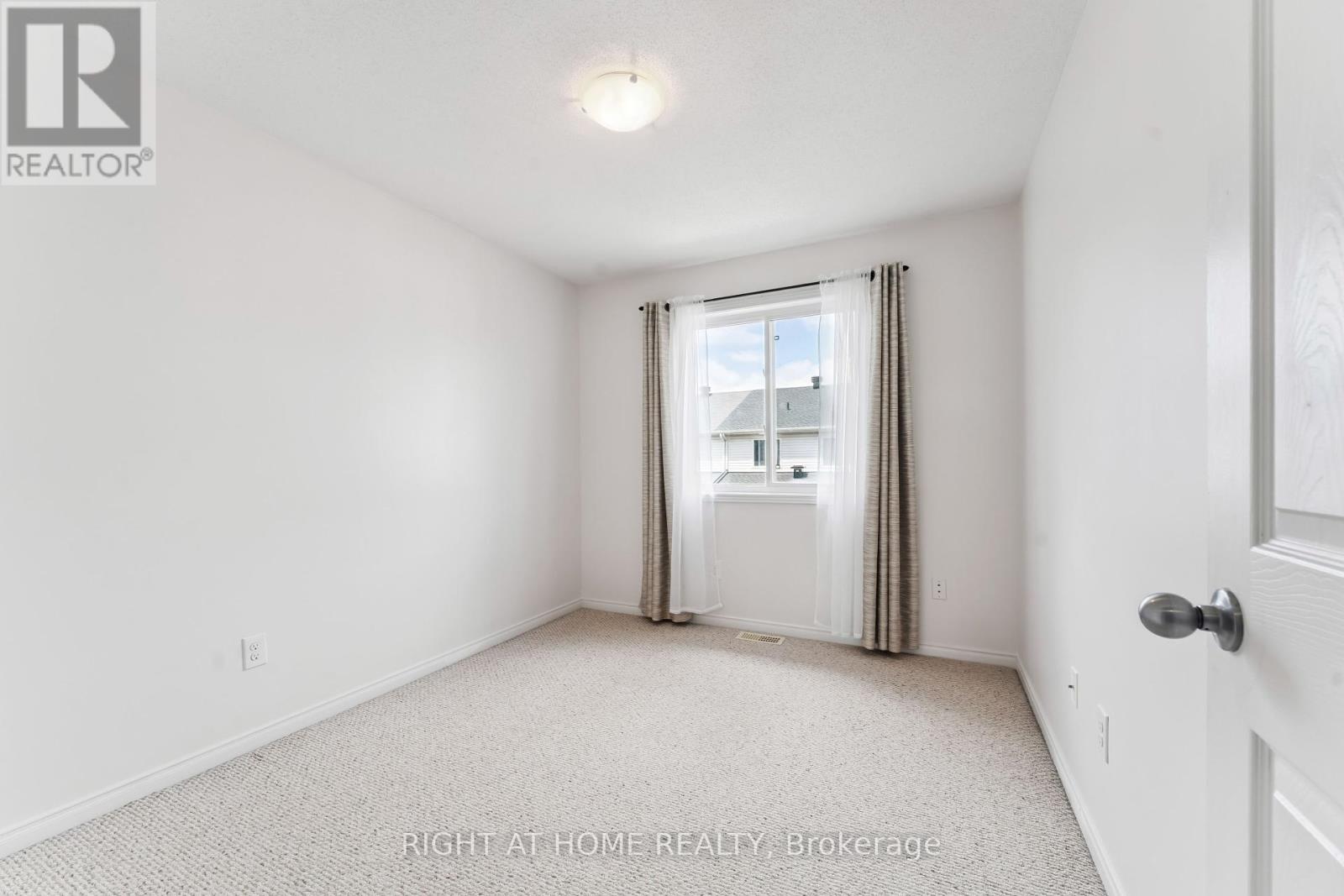 Photo 14 of 142 Lokoya Street, Ottawa ON
