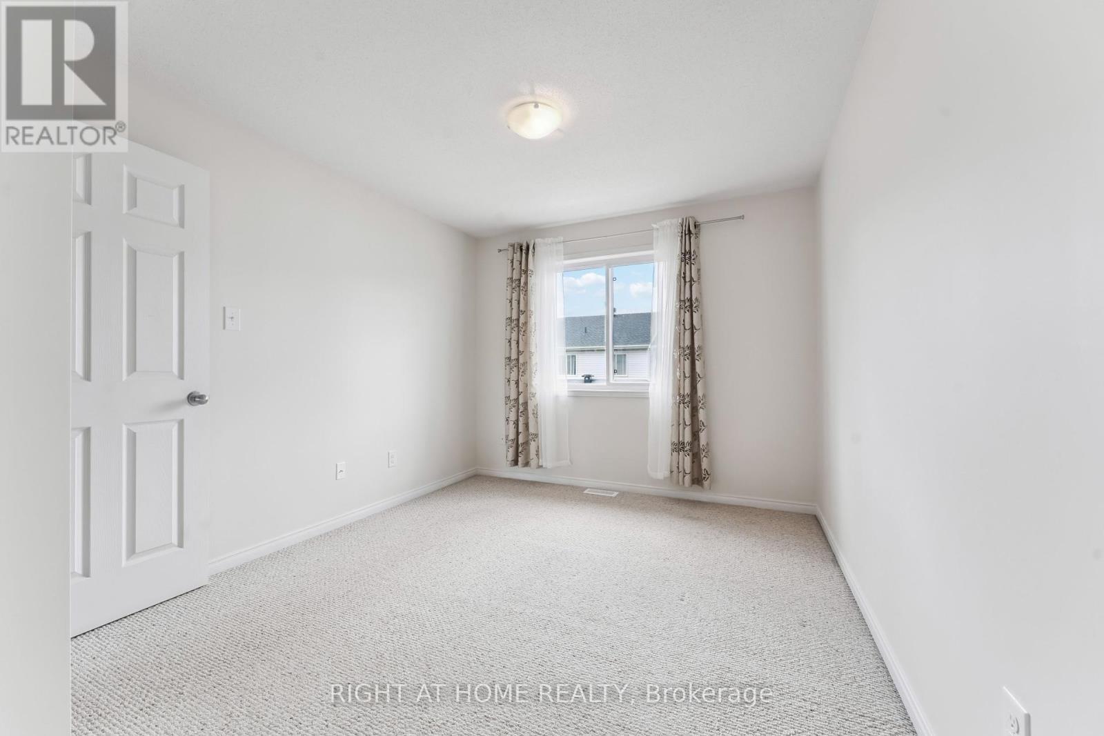 Photo 17 of 142 Lokoya Street, Ottawa ON
