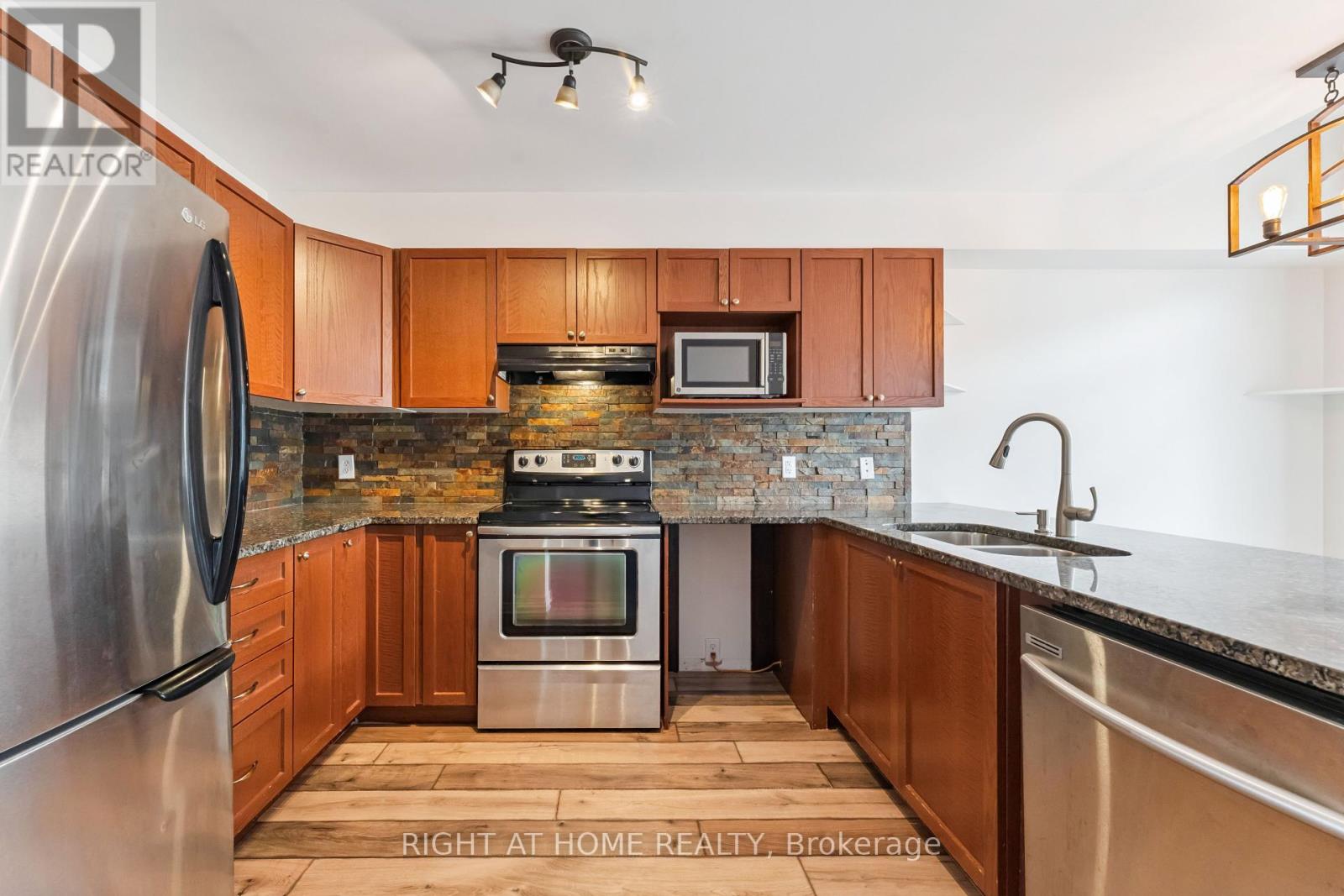 Photo 33 of 142 Lokoya Street, Ottawa ON