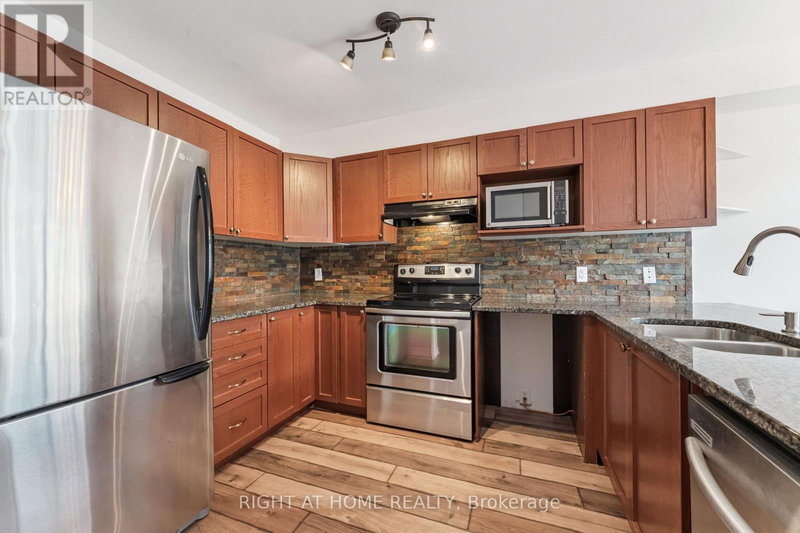 Photo 30 of 142 Lokoya Street, Ottawa ON
