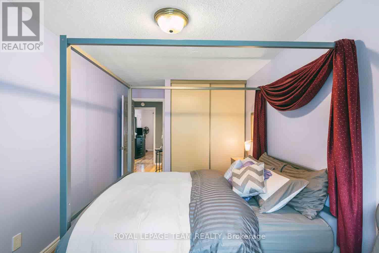 Photo 10 of 172 Southport Drive, Ottawa ON