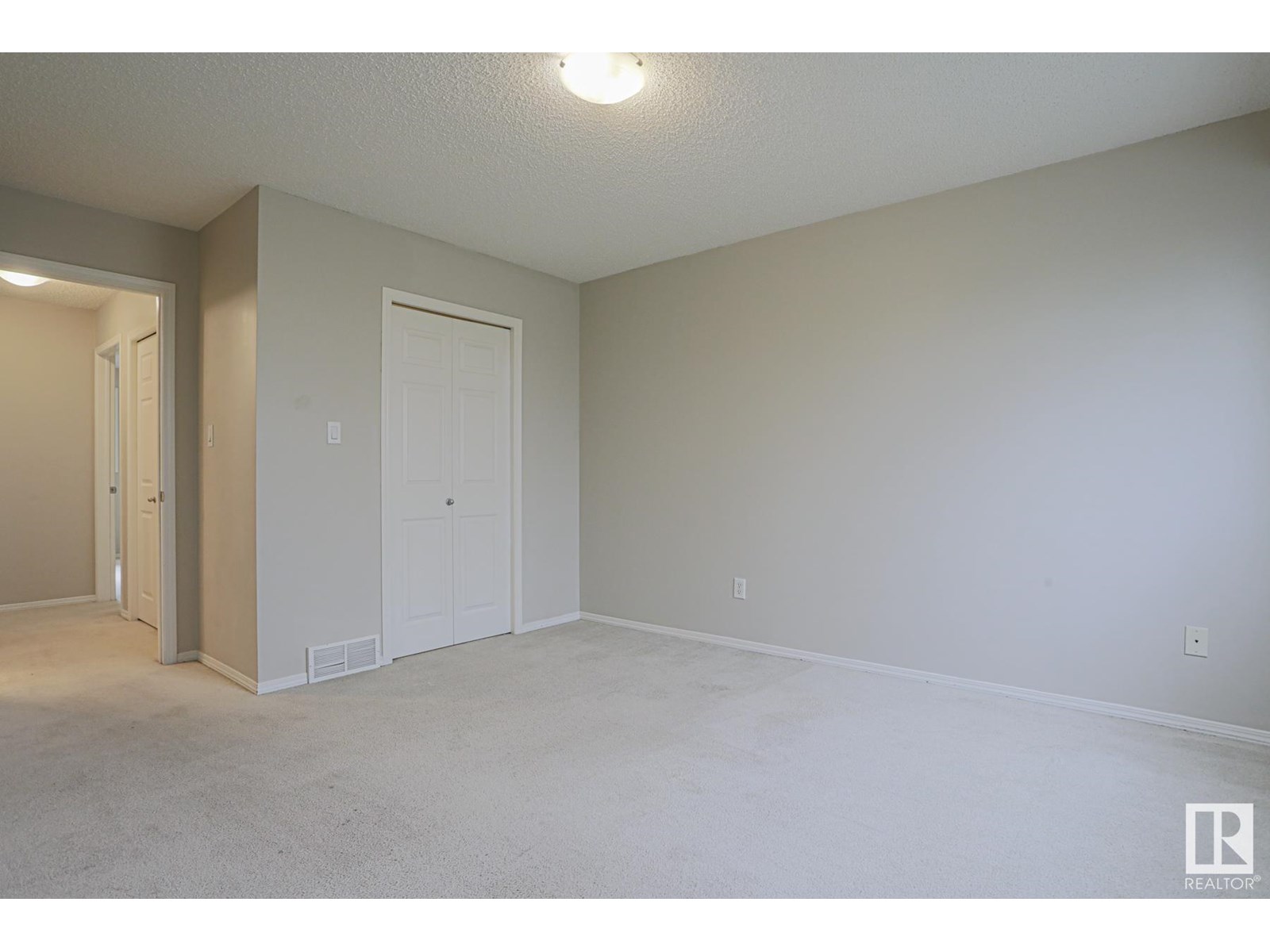 Photo 1 of 26 451 Hyndman Cr Nw Nw, Edmonton AB