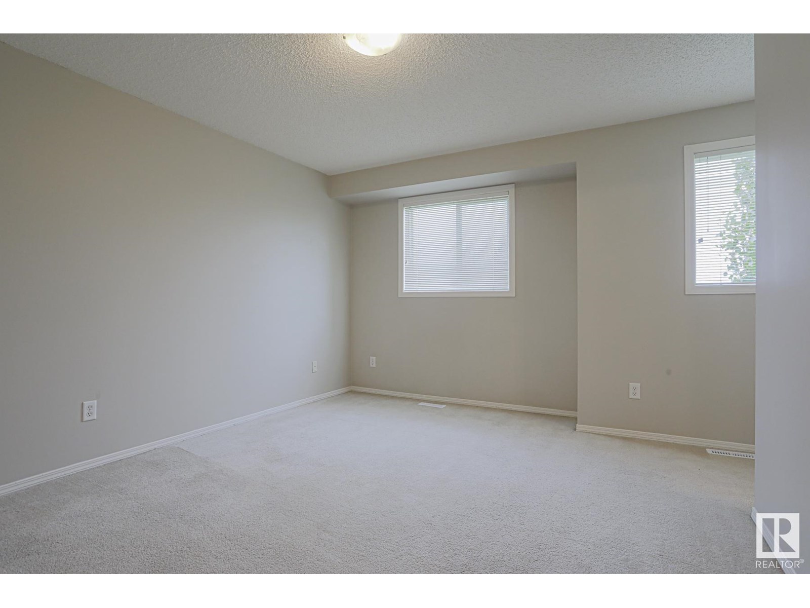 Photo 2 of 26 451 Hyndman Cr Nw Nw, Edmonton AB