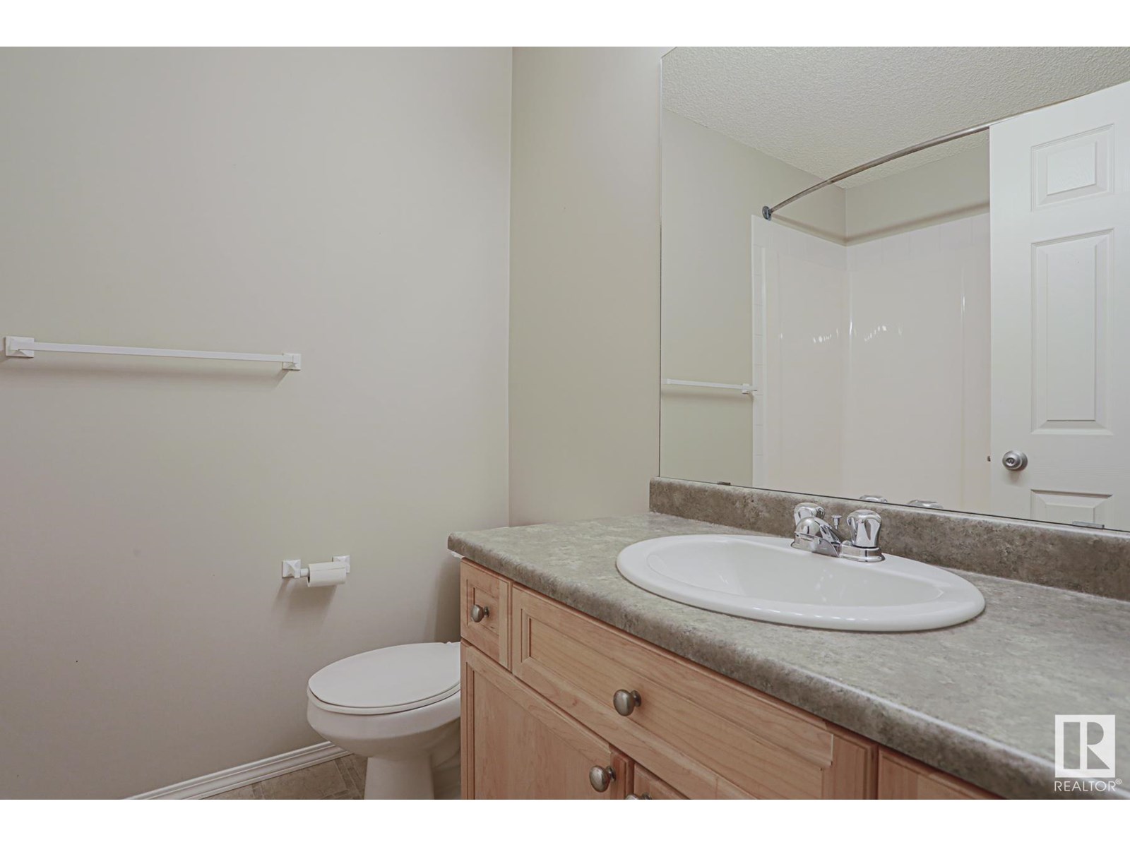 Photo 3 of 26 451 Hyndman Cr Nw Nw, Edmonton AB