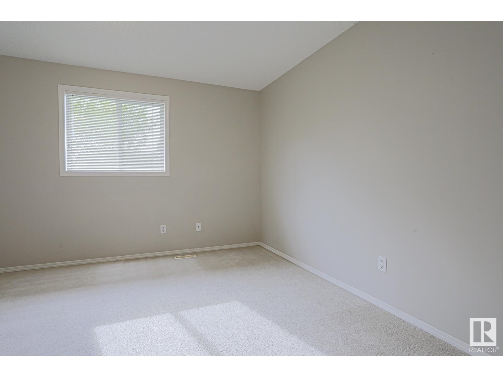 Photo 16 of 26 451 Hyndman Cr Nw Nw, Edmonton AB