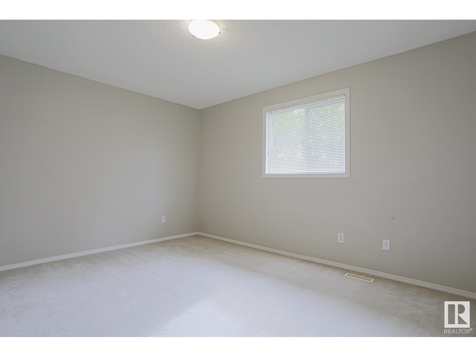 Photo 4 of 26 451 Hyndman Cr Nw Nw, Edmonton AB
