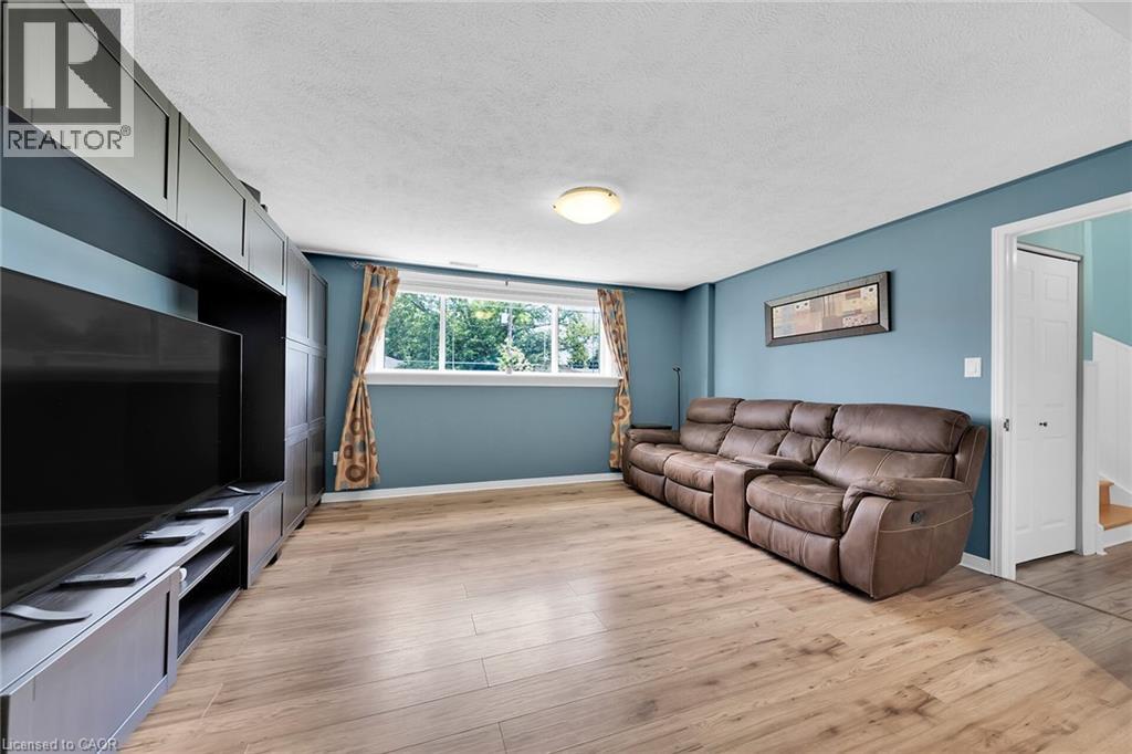 Photo 23 of 47 Winnett Street N, Cayuga ON