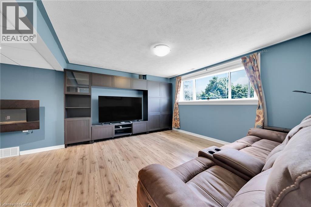 Photo 32 of 47 Winnett Street N, Cayuga ON