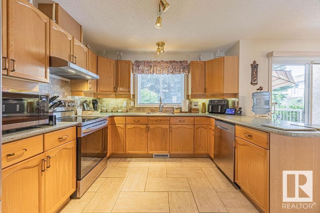 Photo 15 of 17624 96 Av Nw, Edmonton AB