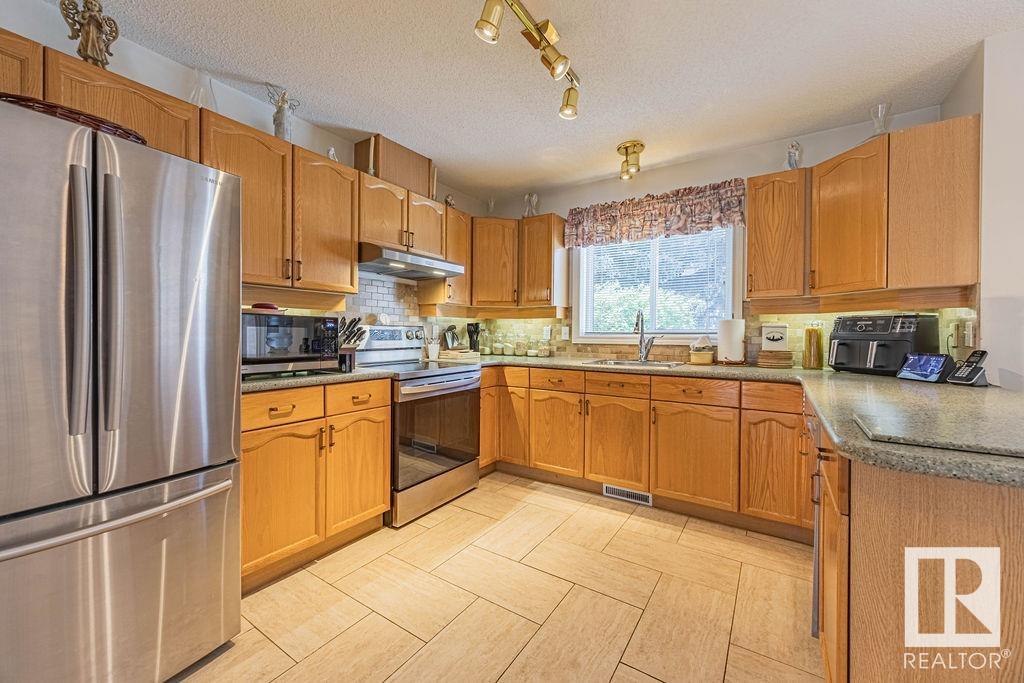Photo 16 of 17624 96 Av Nw, Edmonton AB