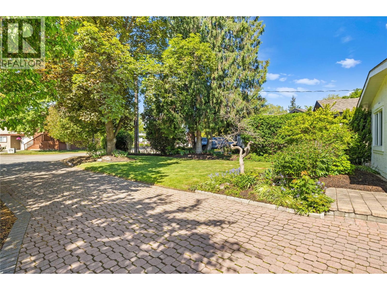  624 Armour Crescent, Kelowna
