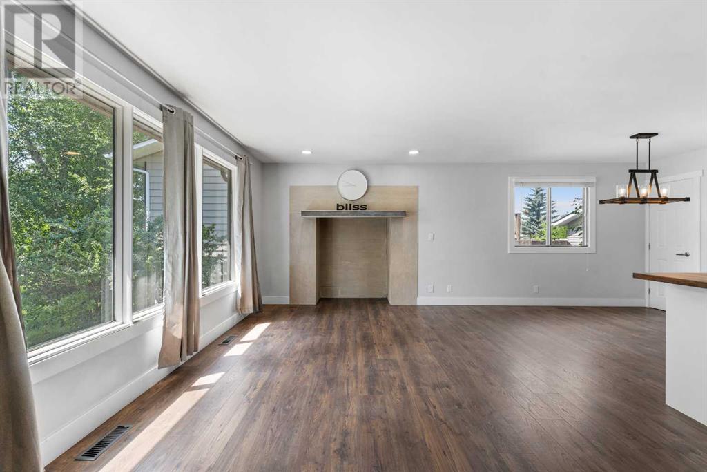 Photo 5 of 36 Brentwood Drive E, Strathmore AB