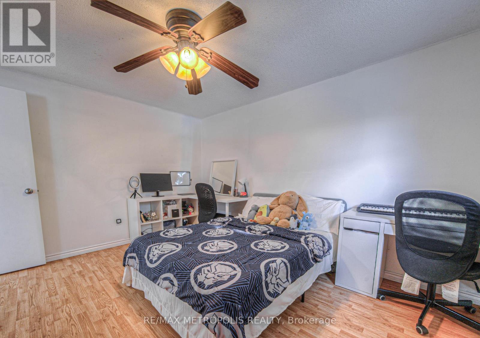 Photo 2 of 735 Elgin Street N, Cambridge ON