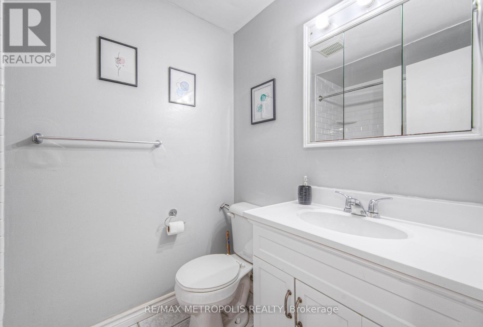 Photo 23 of 735 Elgin Street N, Cambridge ON