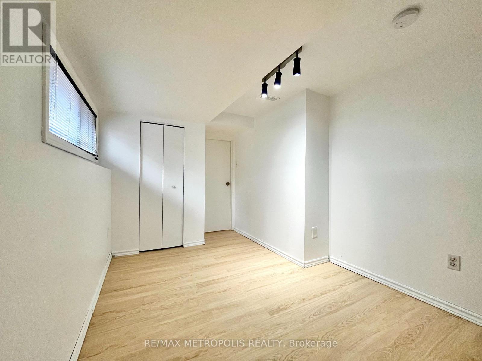 Photo 25 of 735 Elgin Street N, Cambridge ON