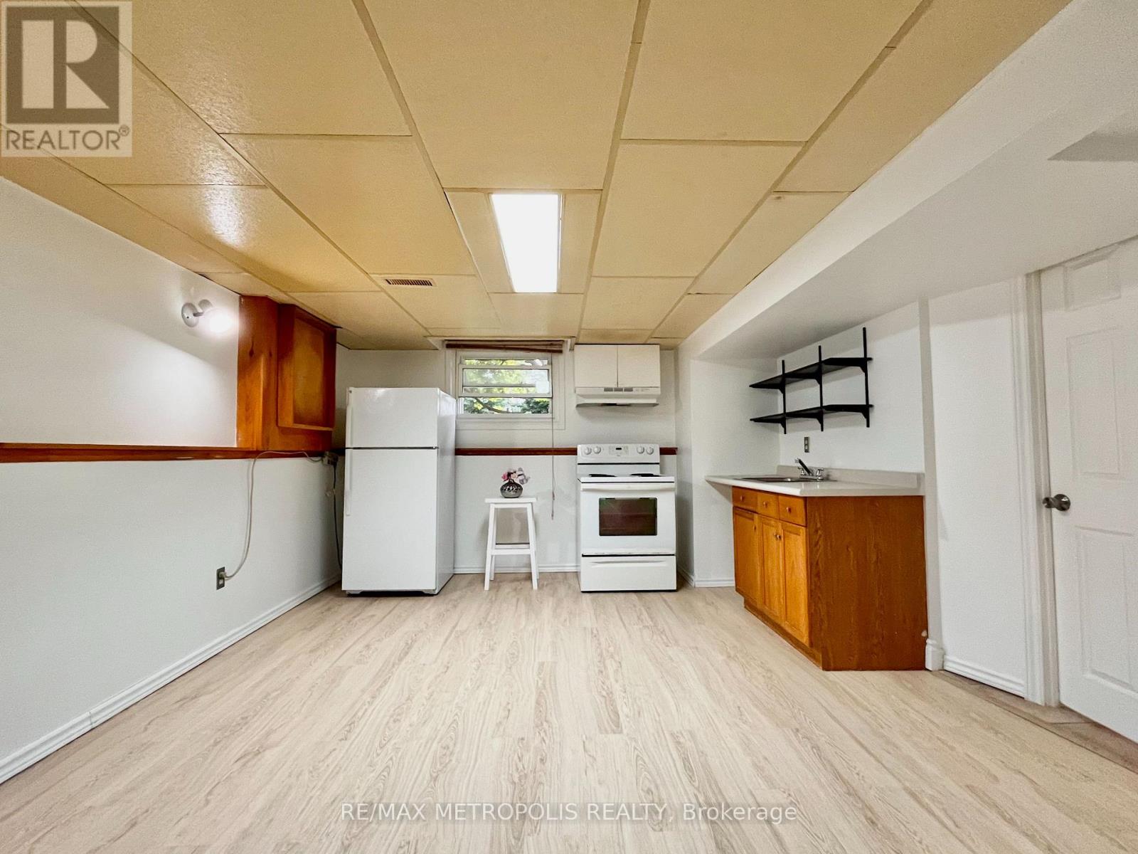 Photo 5 of 735 Elgin Street N, Cambridge ON