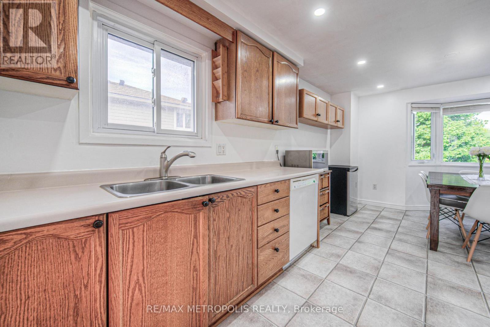 Photo 27 of 735 Elgin Street N, Cambridge ON