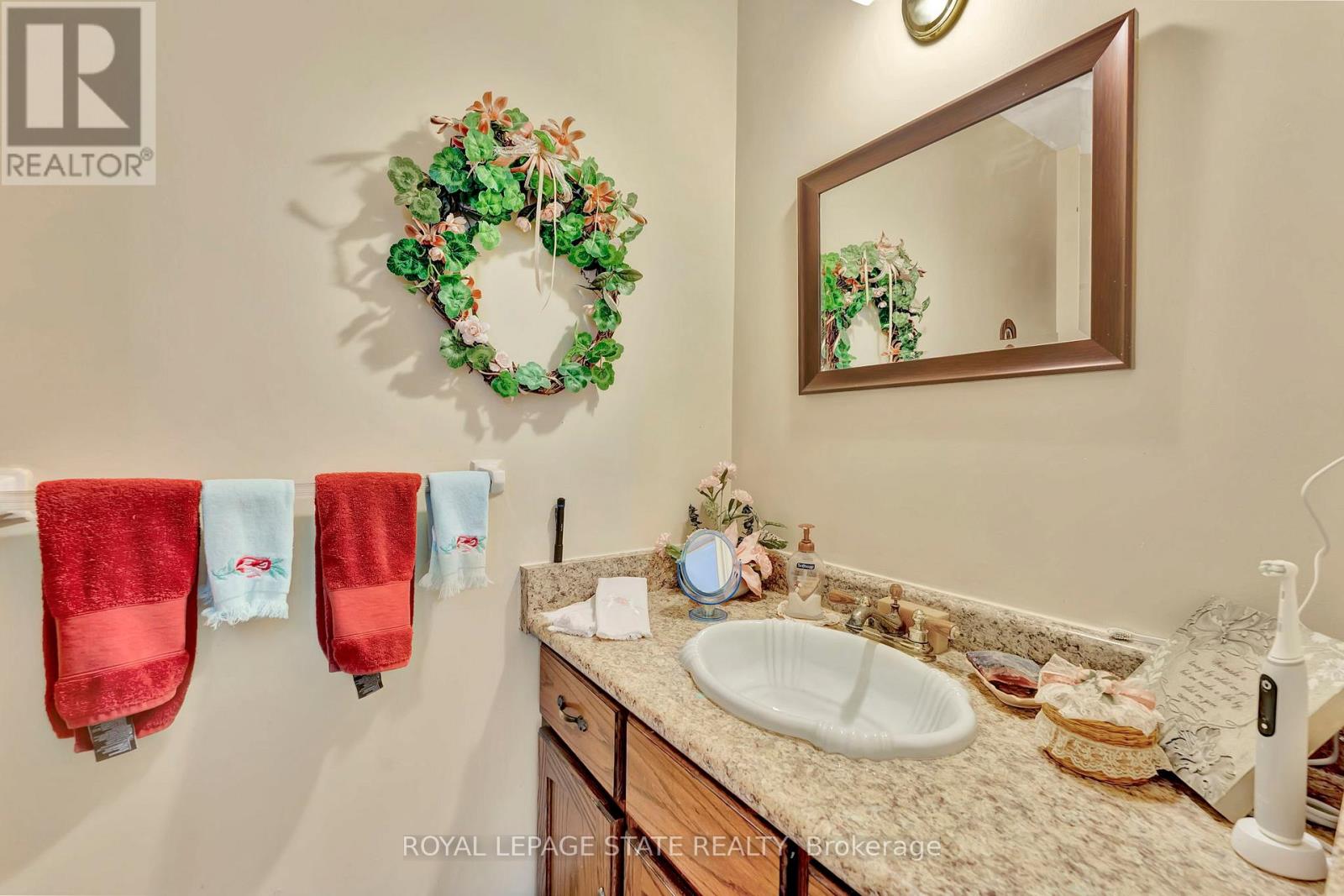 Photo 7 of 12 30 Osler Drive, Hamilton ON