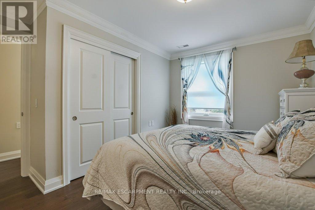 Photo 10 of 33 Szollosy Circle, Hamilton ON