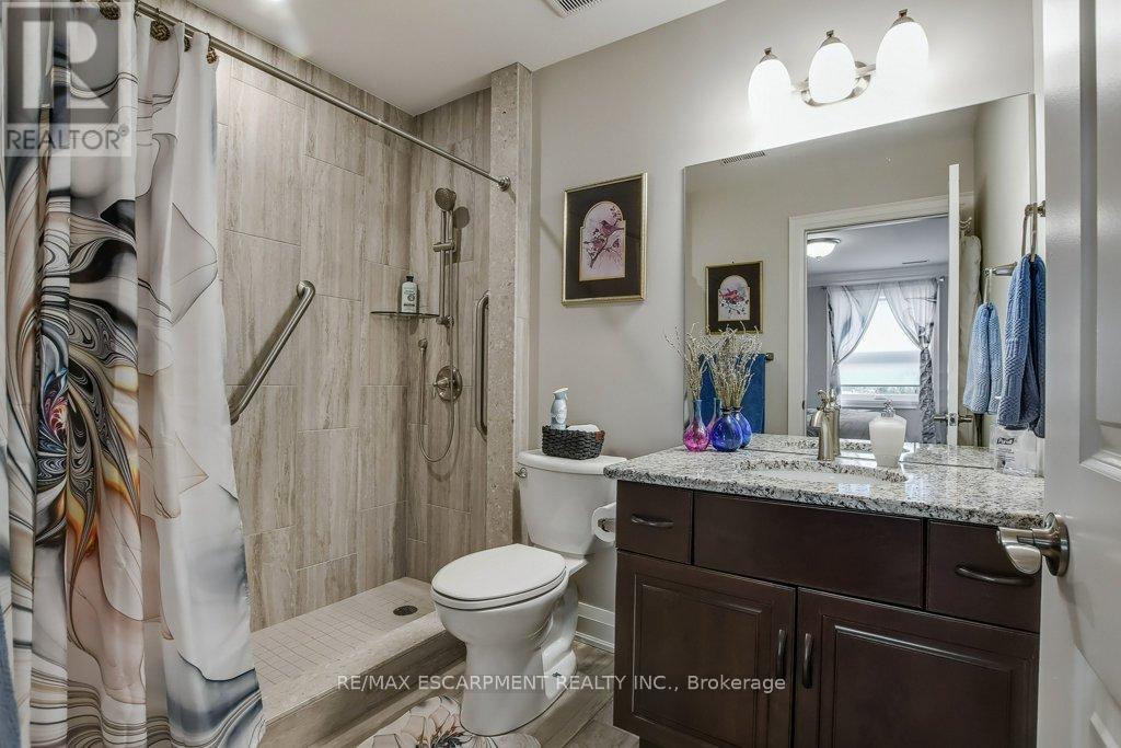 Photo 12 of 33 Szollosy Circle, Hamilton ON