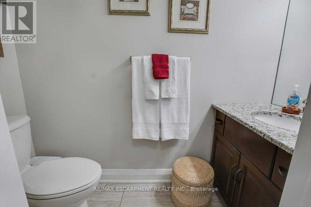 Photo 13 of 33 Szollosy Circle, Hamilton ON