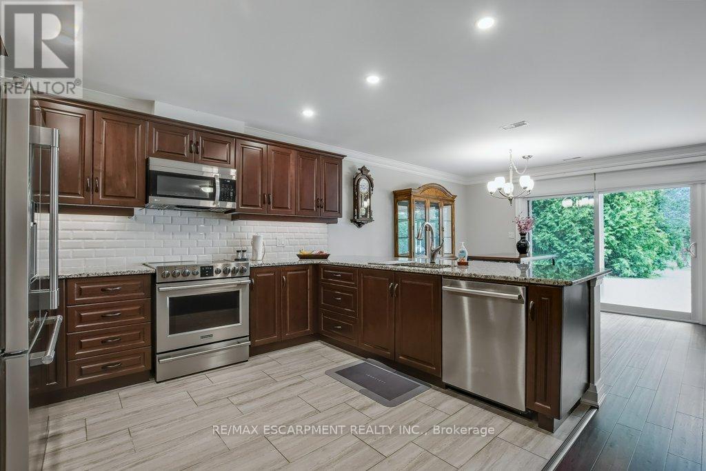 Photo 14 of 33 Szollosy Circle, Hamilton ON