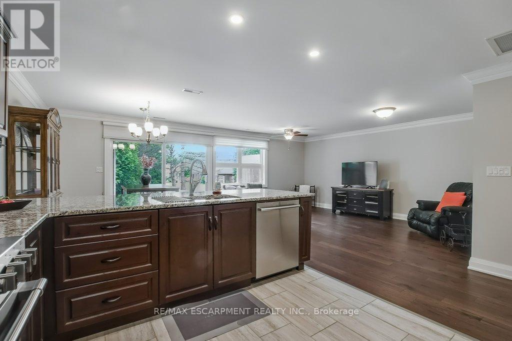 Photo 15 of 33 Szollosy Circle, Hamilton ON