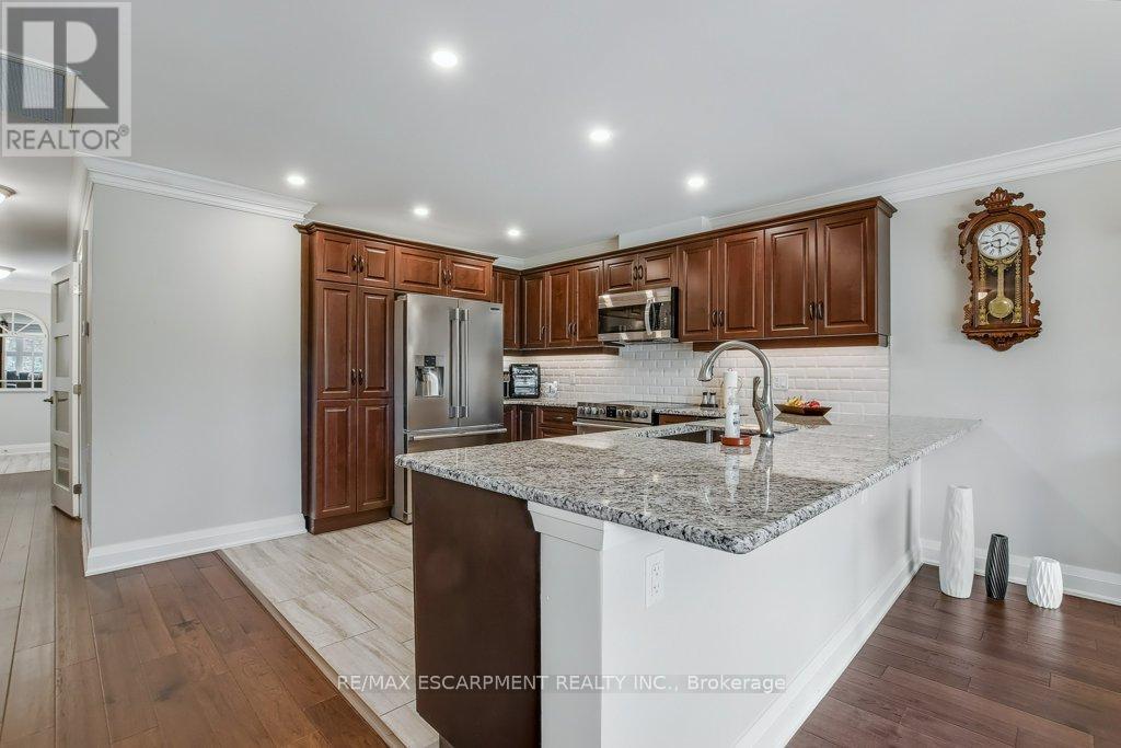 Photo 16 of 33 Szollosy Circle, Hamilton ON
