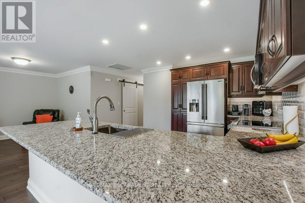 Photo 17 of 33 Szollosy Circle, Hamilton ON