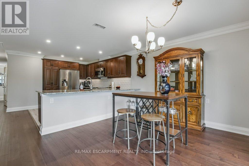 Photo 19 of 33 Szollosy Circle, Hamilton ON
