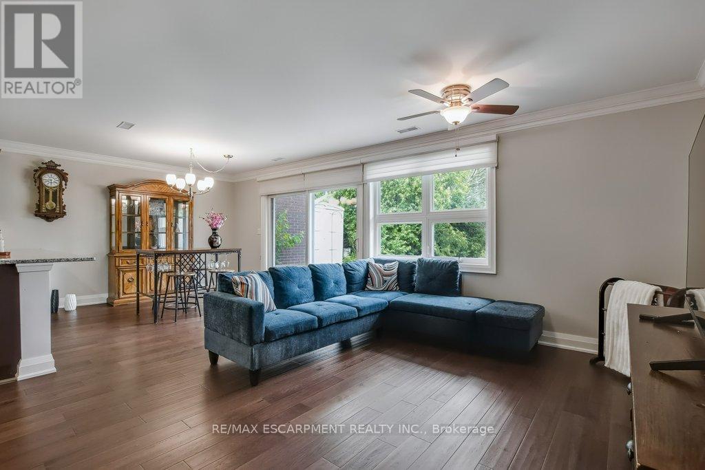 Photo 21 of 33 Szollosy Circle, Hamilton ON