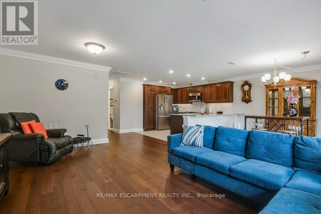 Photo 22 of 33 Szollosy Circle, Hamilton ON
