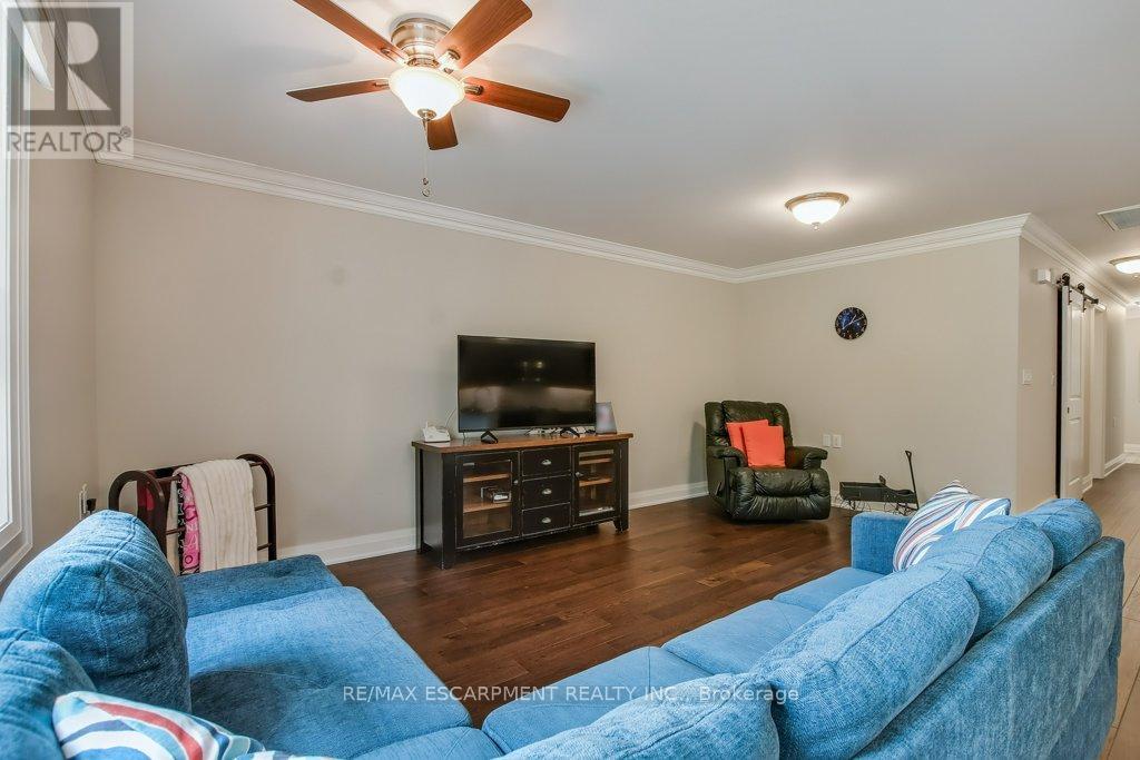 Photo 23 of 33 Szollosy Circle, Hamilton ON
