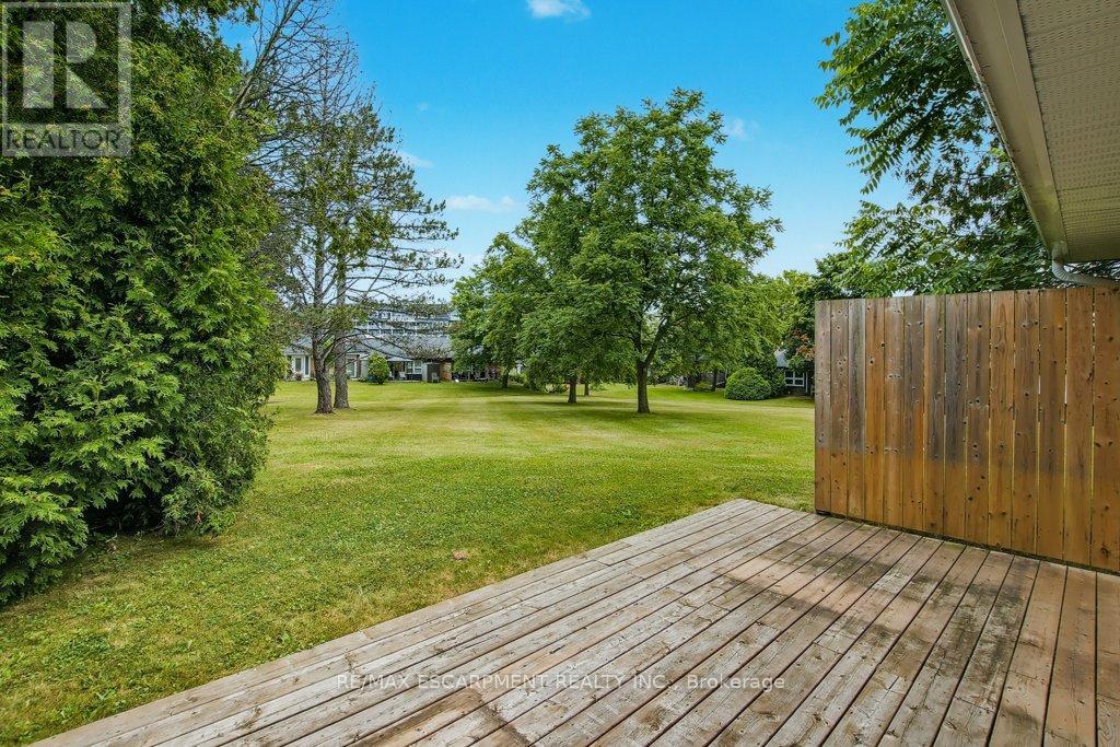 Photo 25 of 33 Szollosy Circle, Hamilton ON