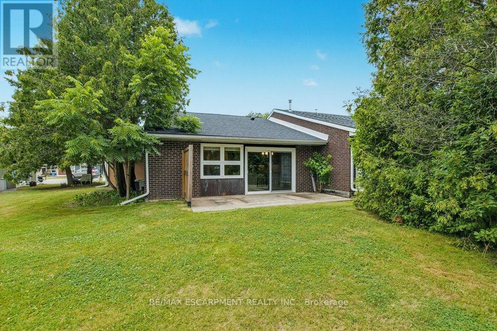 Photo 27 of 33 Szollosy Circle, Hamilton ON