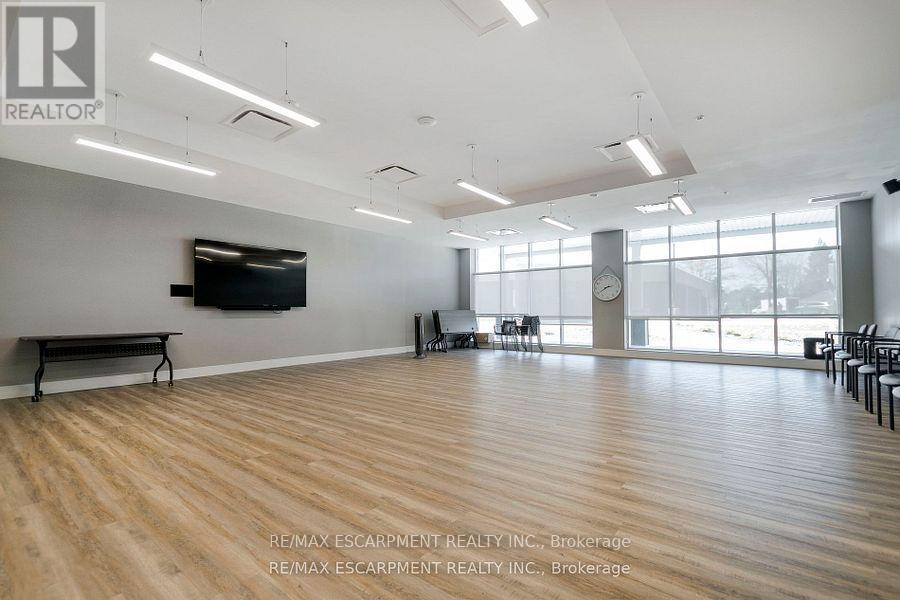 Photo 29 of 33 Szollosy Circle, Hamilton ON