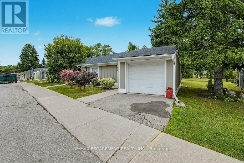 Photo 3 of 33 Szollosy Circle, Hamilton ON