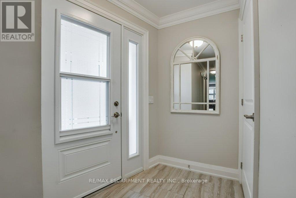 Photo 5 of 33 Szollosy Circle, Hamilton ON