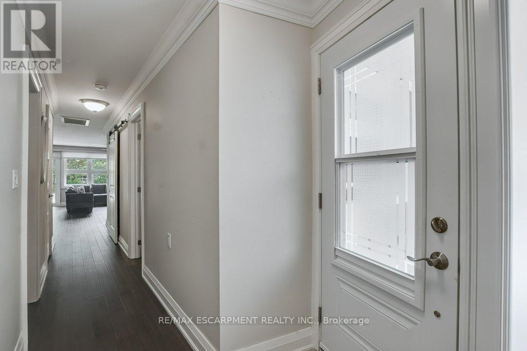 Photo 6 of 33 Szollosy Circle, Hamilton ON