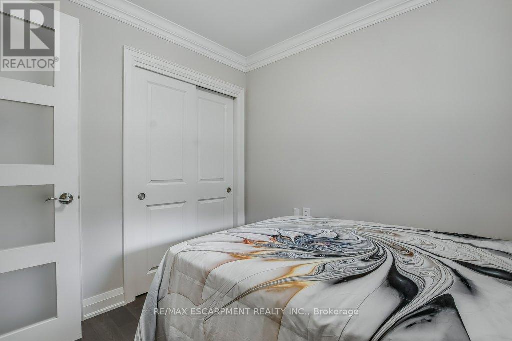Photo 8 of 33 Szollosy Circle, Hamilton ON
