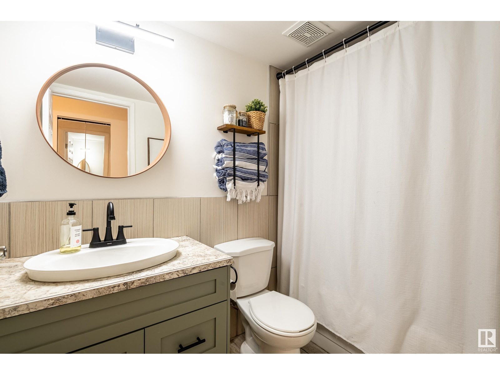Photo 10 of 703 10145 109 St Nw, Edmonton AB
