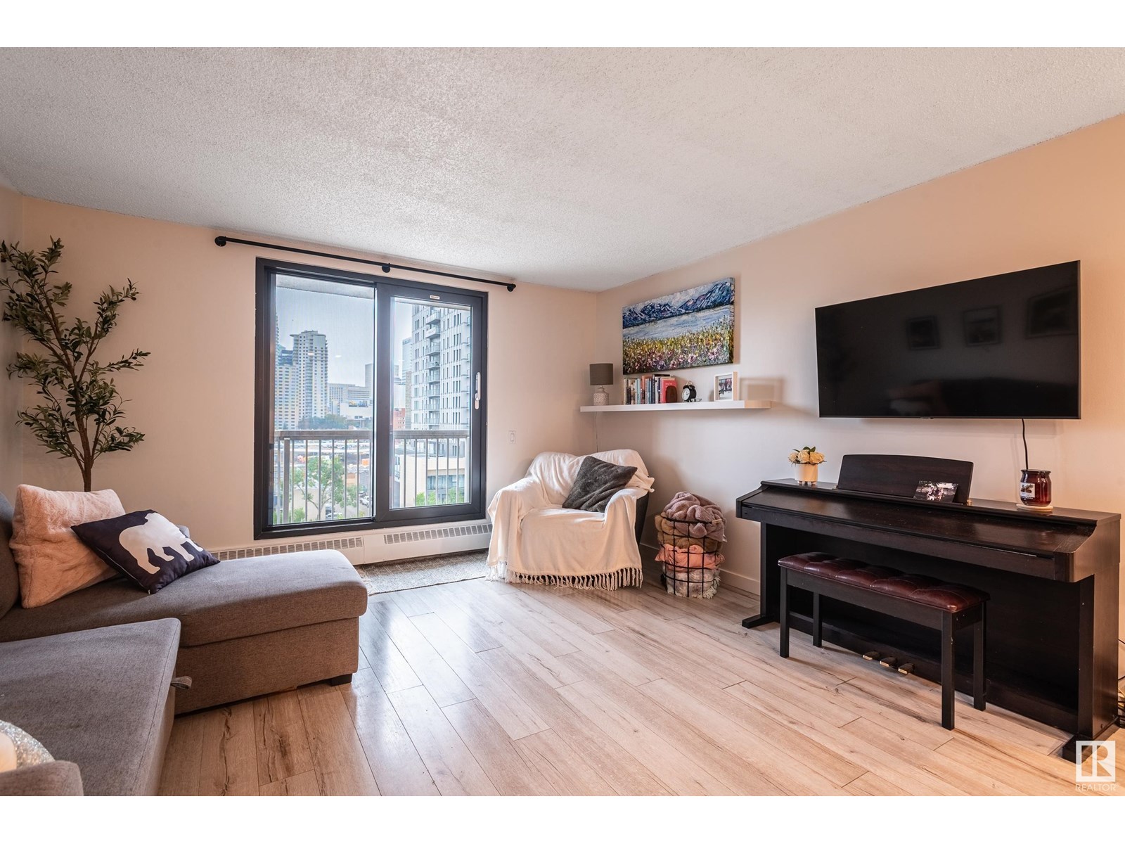 Photo 8 of 703 10145 109 St Nw, Edmonton AB